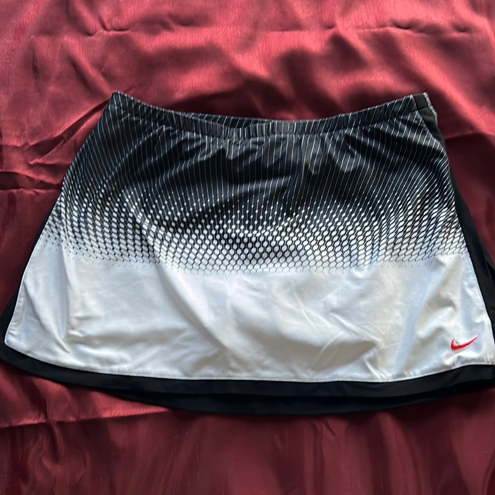 Ladies tennis or golf skirt w/shorts.  EUC.